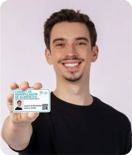 Persona con carnet de manipulador de alimentos