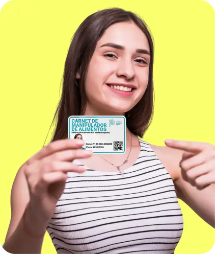 Persona con carnet de manipulador de alimentos